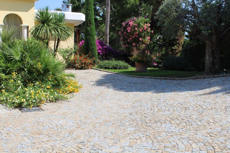 The Benefits of Using Flagstone in Your Landscape Design